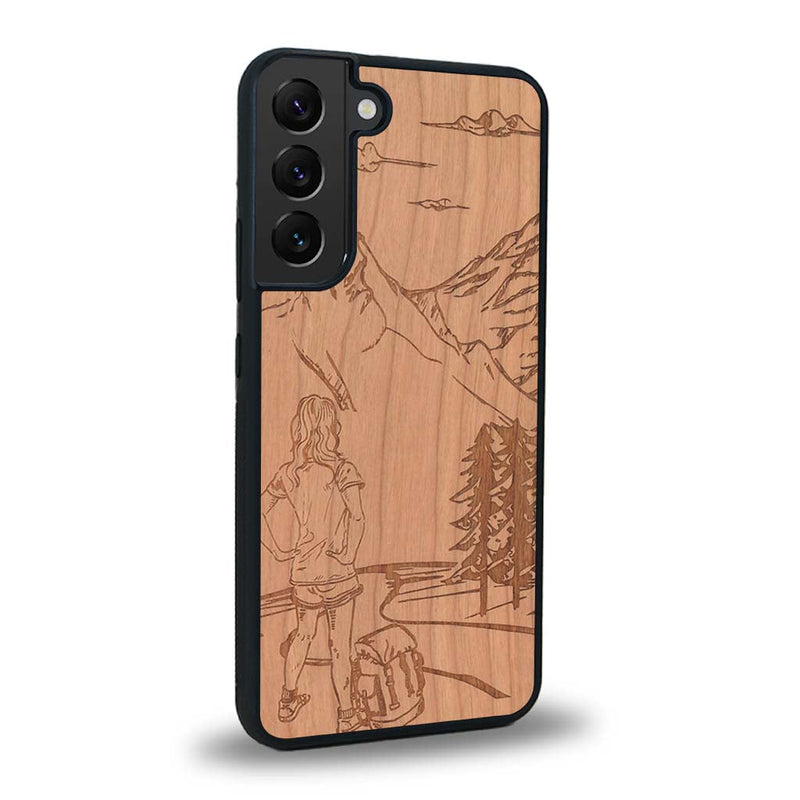 Coque de protection en bois véritable fabriquée en France pour Samsung S24 sur le thème de la randonnée en montagne et de l'aventure avec une gravure représentant une femme de dos face à un paysage de nature