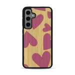 Coque de protection en bois véritable fabriquée en France pour  alliant plusieurs essences de bois pour représenter des coeurs pour les amoureux