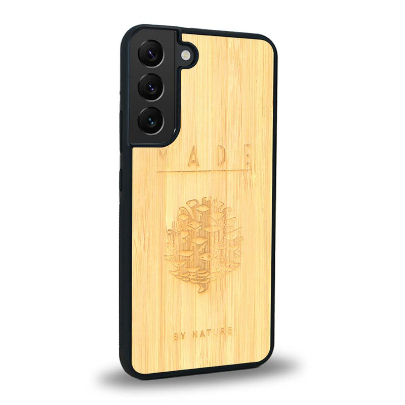 Coque de protection en bois véritable fabriquée en France pour Samsung S24 sur le thème de la nature et des arbres avec une gravure représentant une pomme de pin et la phrase "made by nature"