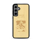 Coque de protection en bois véritable fabriquée en France pour  sur le thème de la nature et des arbres avec une gravure représentant une pomme de pin et la phrase "made by nature"