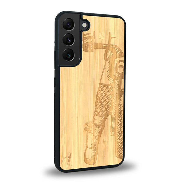 Coque de protection en bois véritable fabriquée en France pour Samsung S24 représentant une vue de face d'une femme sur une moto vintage dessinée à la main par l'artiste Maud Dabs