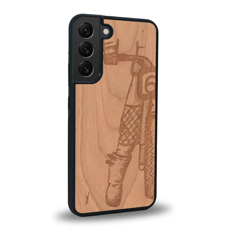 Coque de protection en bois véritable fabriquée en France pour Samsung S24 représentant une vue de face d'une femme sur une moto vintage dessinée à la main par l'artiste Maud Dabs