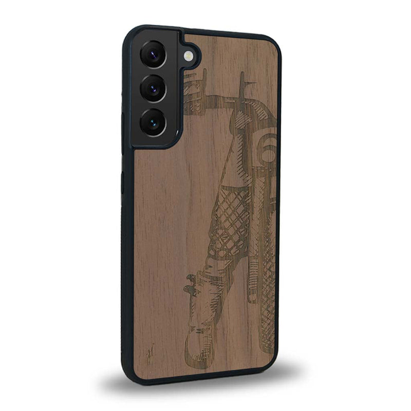 Coque de protection en bois véritable fabriquée en France pour Samsung S24 représentant une vue de face d'une femme sur une moto vintage dessinée à la main par l'artiste Maud Dabs