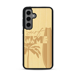 Coque de protection en bois véritable fabriquée en France pour  sur le thème chill avec un motif représentant une silouhette tenant une planche de surf sur une plage entouré de palmiers et les mots "Surf Time Long Beach Miami"