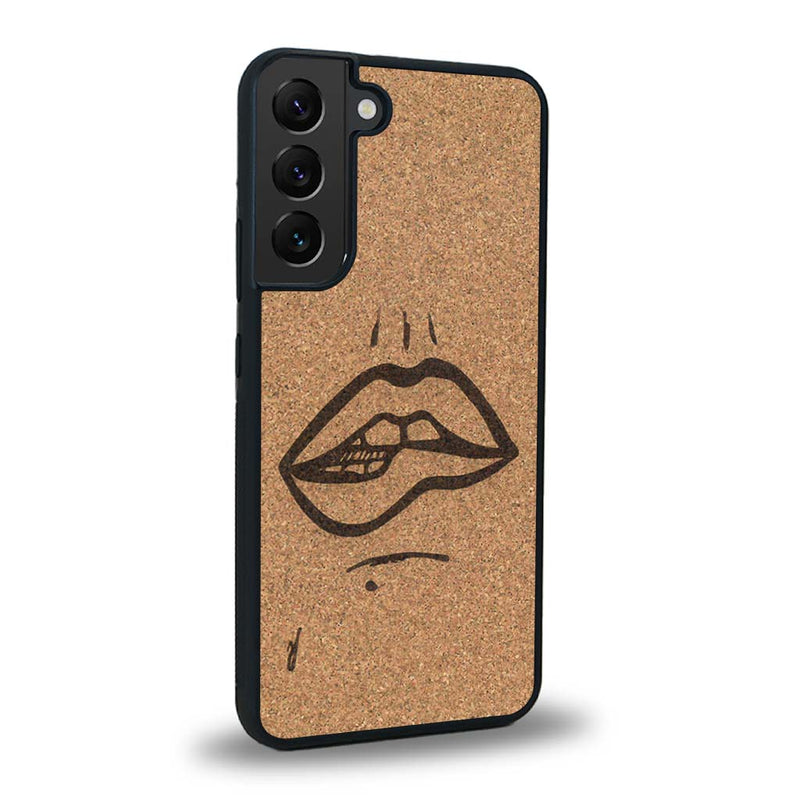 Coque de protection en bois véritable fabriquée en France pour Samsung S24 représentant de manière minimaliste une bouche de féminine se mordant le coin de la lèvre de manière sensuelle dessinée à la main par l'artiste Maud Dabs