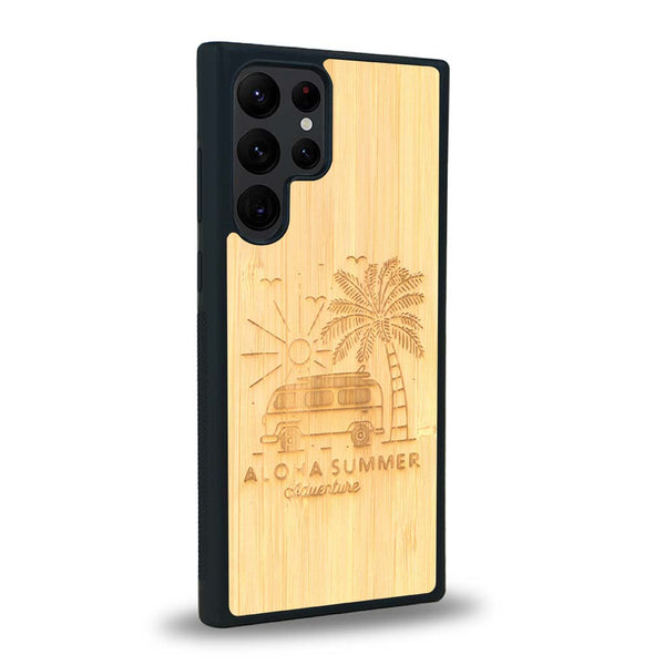 Coque de protection en bois véritable fabriquée en France pour Samsung S24 Ultra sur le thème de la plage, de l'été et vanlife.