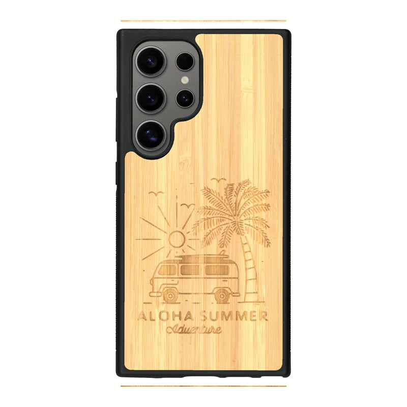 Coque de protection en bois véritable fabriquée en France pour Samsung S24 Ultra sur le thème de la plage, de l'été et vanlife.