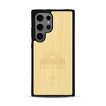Coque de protection en bois véritable fabriquée en France pour  sur le thème chill avec un motif représentant un couché de soleil sur l'océan et la phrase "Chill out"