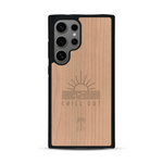 Coque de protection en bois véritable fabriquée en France pour  sur le thème chill avec un motif représentant un couché de soleil sur l'océan et la phrase "Chill out"