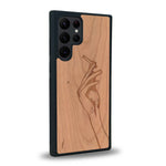 Coque de protection en bois véritable fabriquée en France pour Samsung S24 Ultra représentant une main de femme tenant une cigarette de type line art en collaboration avec l'artiste Maud Dabs