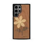Coque de protection en bois véritable fabriquée en France pour Samsung S24 ULTRA alliant plusieurs essences de bois pour représenter une marguerite