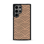 Coque de protection en bois véritable fabriquée en France pour  baptisée "La Sinjak" avec un motif de gravure abstrait représentant la répétition d'un symbole wifi