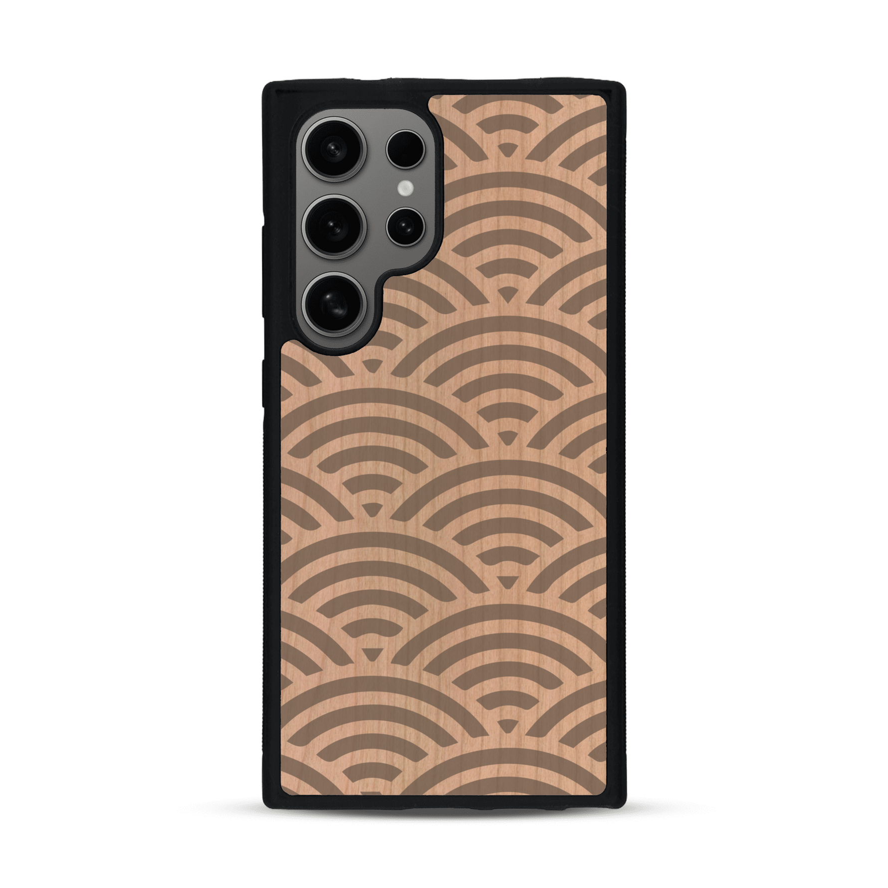 Coque de protection en bois véritable fabriquée en France pour  baptisée "La Sinjak" avec un motif de gravure abstrait représentant la répétition d'un symbole wifi