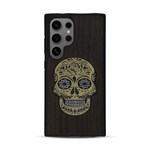 Coque de protection en bois véritable fabriquée en France pour  alliant du chêne fumé avec du métal argenté et doré représentant une tête de mort mexicaine sur le thème Dia de los Muertos