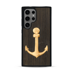 Coque de protection en bois véritable fabriquée en France pour  sur le thème nautique avec un bois clair et un bois foncé représentant une ancre de bateau