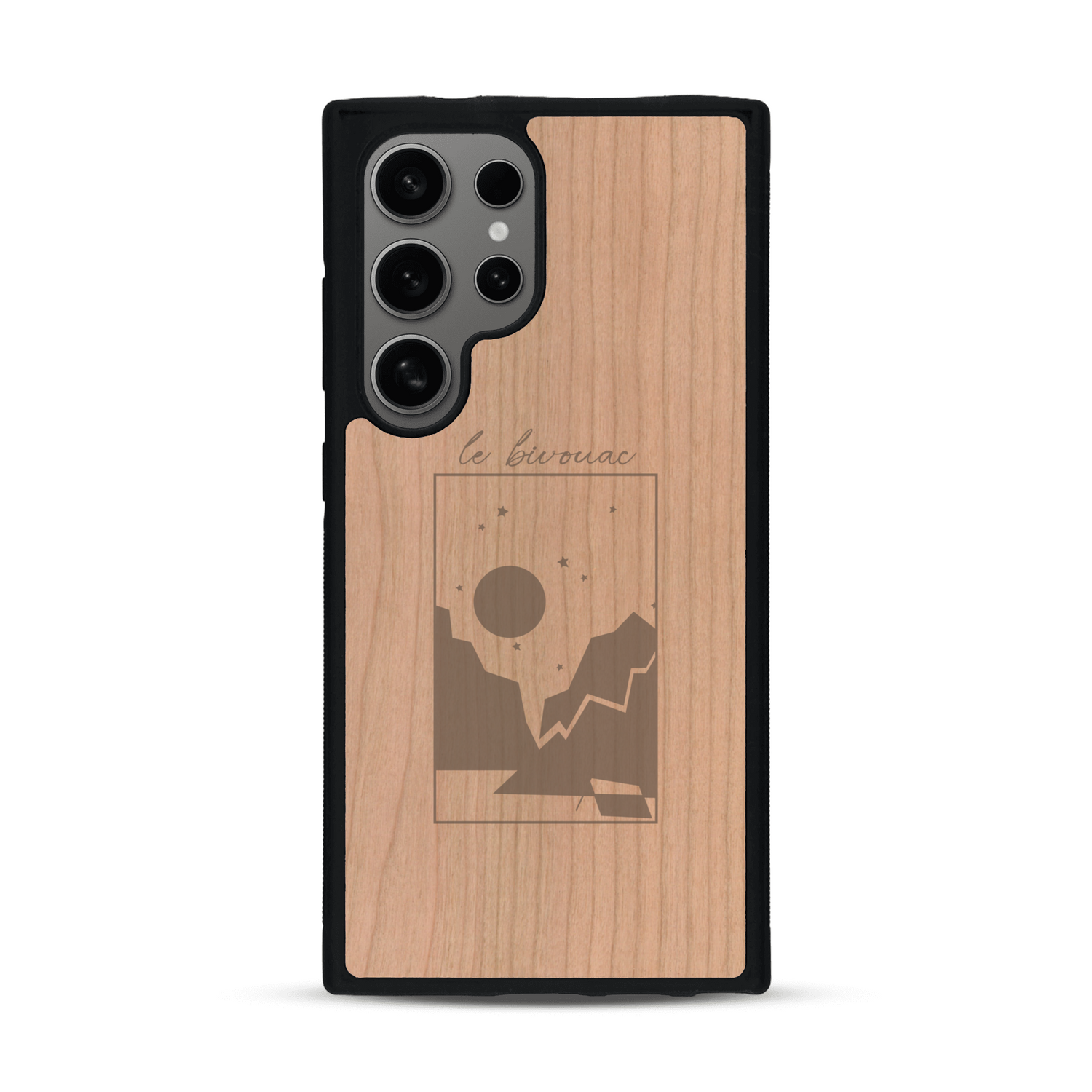 Coque de protection en bois véritable fabriquée en France pour  sur le thème du camping en pleine nature et du bivouac avec la phrase "Aventure is out there"