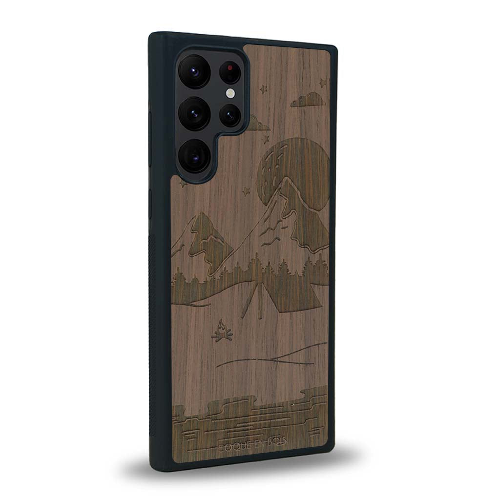 Coque de protection en bois véritable fabriquée en France pour Samsung S24 Ultra sur le thème du camping en pleine nature représentant une tente avec un feu de camp entouré de montagnes