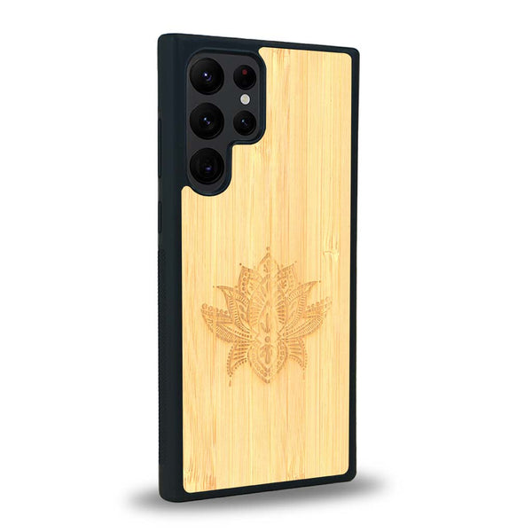 Coque de protection en bois véritable fabriquée en France pour Samsung S24 Ultra sur le thème de la nature et du yoga avec une gravure zen représentant une fleur de lotus