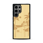 Coque de protection en bois véritable fabriquée en France pour  sur le thème des voyages en vans, vanlife et chill avec une gravure représentant un van vw combi devant le soleil couchant sur une plage avec des vagues