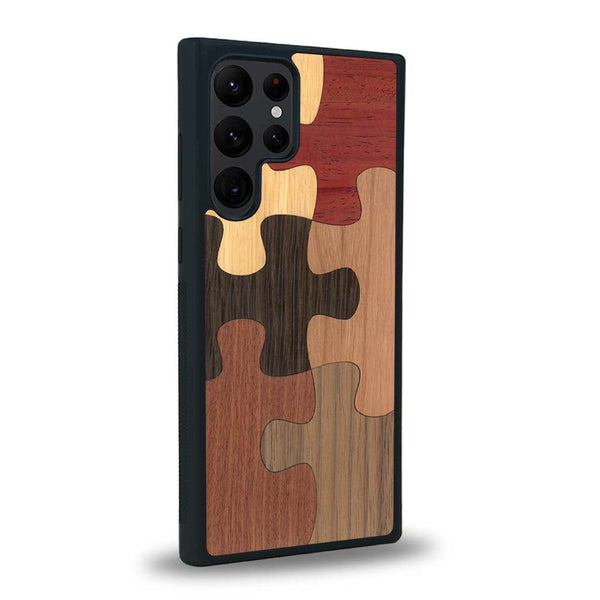 Coque de protection en bois véritable fabriquée en France pour Samsung S24 Ultra représentant un puzzle en six pièces qui allie du chêne fumé, du noyer, du bambou, du padouk, du merisier et de l'acajou