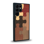 Coque de protection en bois véritable fabriquée en France pour Samsung S24 Ultra représentant un puzzle en six pièces qui allie du chêne fumé, du noyer, du bambou, du padouk, du merisier et de l'acajou