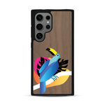 Coque de protection en bois véritable fabriquée en France pour Samsung S24 ULTRA représentant un toucan coloré avec un design moderne et minimaliste sur le thème de la jungle et de la nature