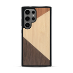 Coque de protection en bois véritable fabriquée en France pour  alliant du merisier, du noyer et du bambou formant chacun deux triangles et un trapèze avec deux jointures en diagonale sur le thème de l'art abstrait