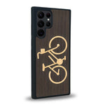 Coque de protection en bois véritable fabriquée en France pour Samsung S24 Ultra sur le theme du vélo et de l'outdoor qui allie du bambou et du chêne fumé représentant un vélo