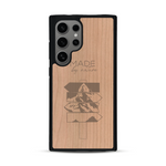 Coque de protection en bois véritable fabriquée en France pour  sur le thème de la nature et des arbres avec une gravure représentant une pomme de pin et la phrase "made by nature"