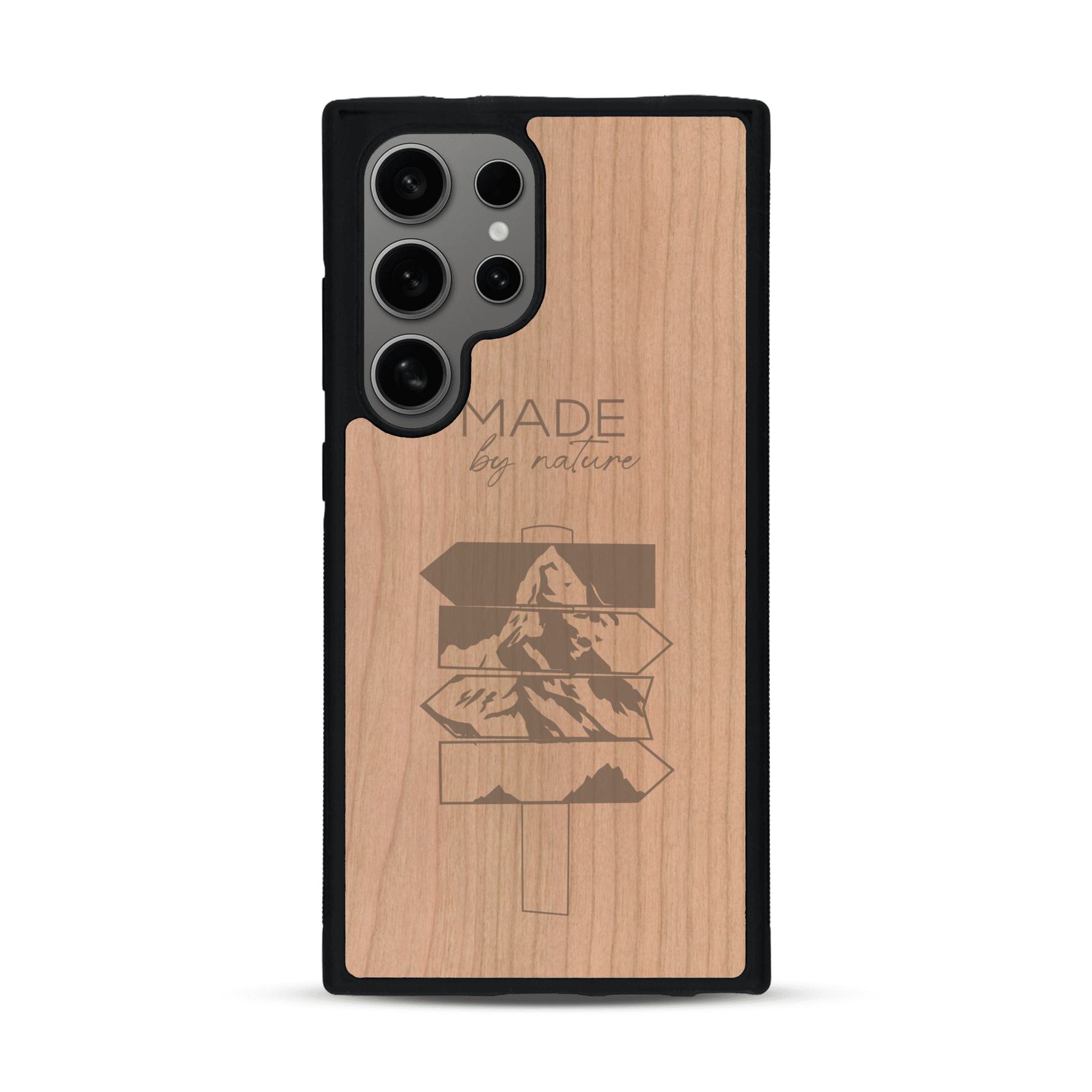 Coque de protection en bois véritable fabriquée en France pour  sur le thème de la nature et des arbres avec une gravure représentant une pomme de pin et la phrase "made by nature"
