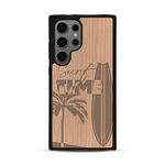 Coque de protection en bois véritable fabriquée en France pour  sur le thème chill avec un motif représentant une silouhette tenant une planche de surf sur une plage entouré de palmiers et les mots "Surf Time Long Beach Miami"