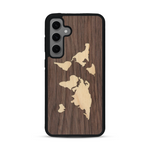 Coque de protection en bois véritable fabriquée en France pour  alliant du bambou et du noyer sur le thème du voyage et de l'aventure représentant une mappemonde