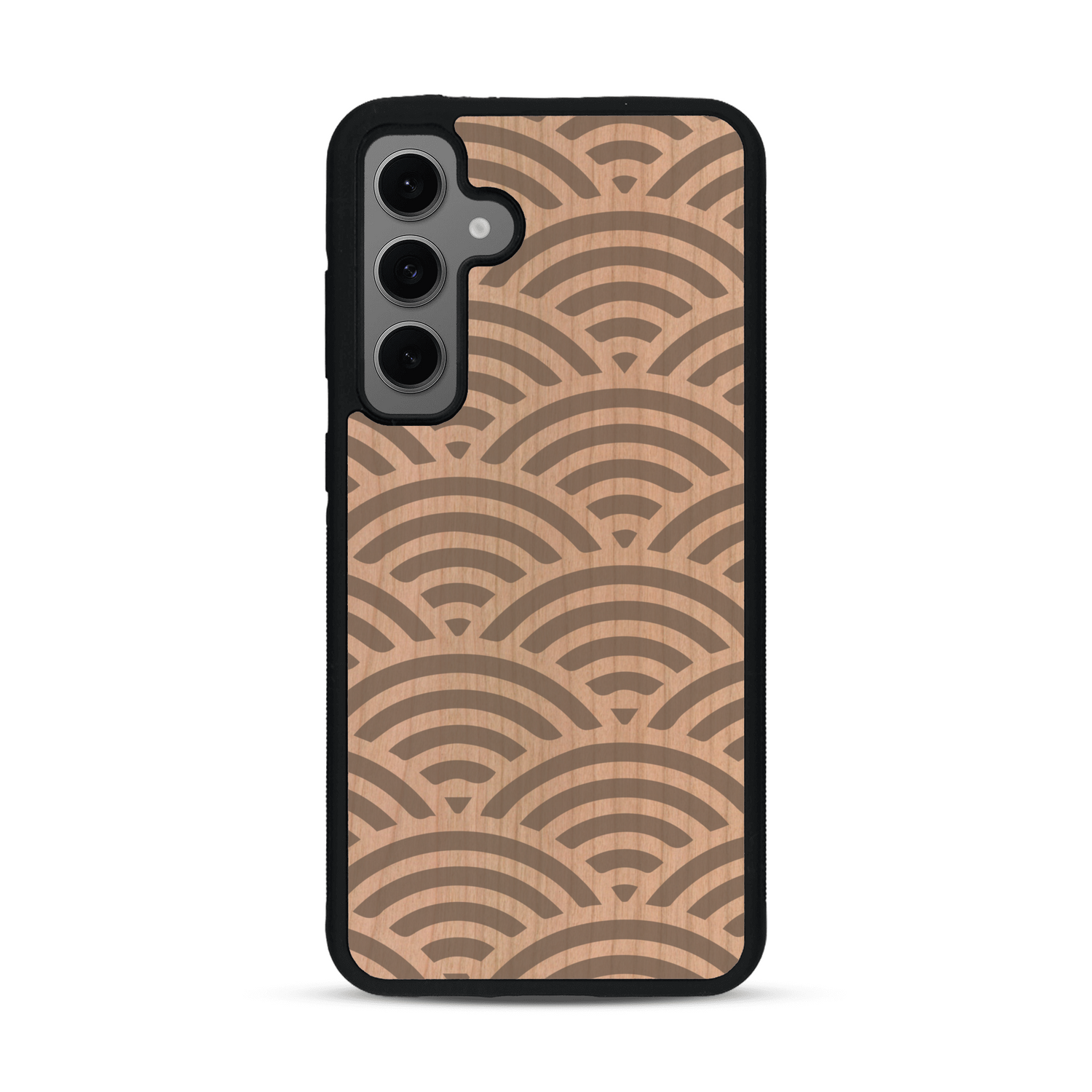 Coque de protection en bois véritable fabriquée en France pour  baptisée "La Sinjak" avec un motif de gravure abstrait représentant la répétition d'un symbole wifi