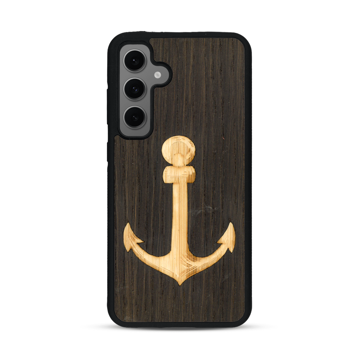 Coque de protection en bois véritable fabriquée en France pour  sur le thème nautique avec un bois clair et un bois foncé représentant une ancre de bateau
