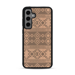 Coque de protection en bois véritable fabriquée en France pour  avec des motifs géométriques s'inspirant des temples aztèques, mayas et incas