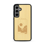 Coque de protection en bois véritable fabriquée en France pour  sur le thème du camping en pleine nature et du bivouac avec la phrase "Aventure is out there"