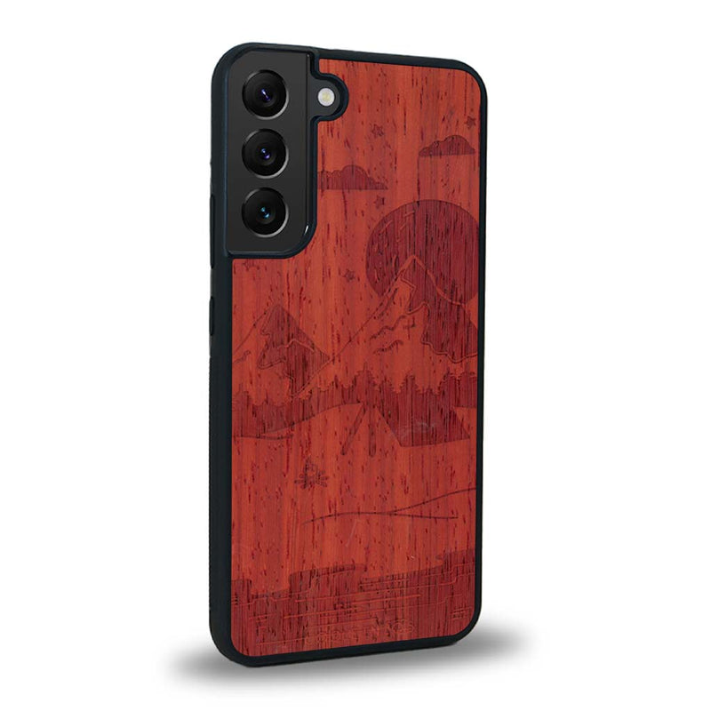 Coque de protection en bois véritable fabriquée en France pour Samsung S24FE sur le thème du camping en pleine nature représentant une tente avec un feu de camp entouré de montagnes