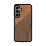 Coque de protection en bois véritable fabriquée en France pour  alliant du merisier et du noyer formant chacun un triangle avec une jointure en diagonale sur le thème de l'art abstrait