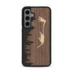Coque de protection en bois véritable fabriquée en France pour  sur le thème de la nature et de la montagne qui allie du chêne fumé, du noyer et du bambou représentant le mont mézenc