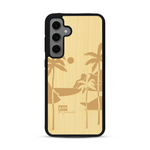 Coque de protection en bois véritable fabriquée en France pour  sur le thème des voyages en vans, vanlife et chill avec une gravure représentant un van vw combi devant le soleil couchant sur une plage avec des vagues