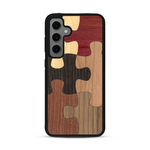 Coque de protection en bois véritable fabriquée en France pour  représentant un puzzle en six pièces qui allie du chêne fumé, du noyer, du bambou, du padouk, du merisier et de l'acajou