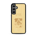 Coque de protection en bois véritable fabriquée en France pour  sur le thème de la nature et des arbres avec une gravure représentant une pomme de pin et la phrase "made by nature"