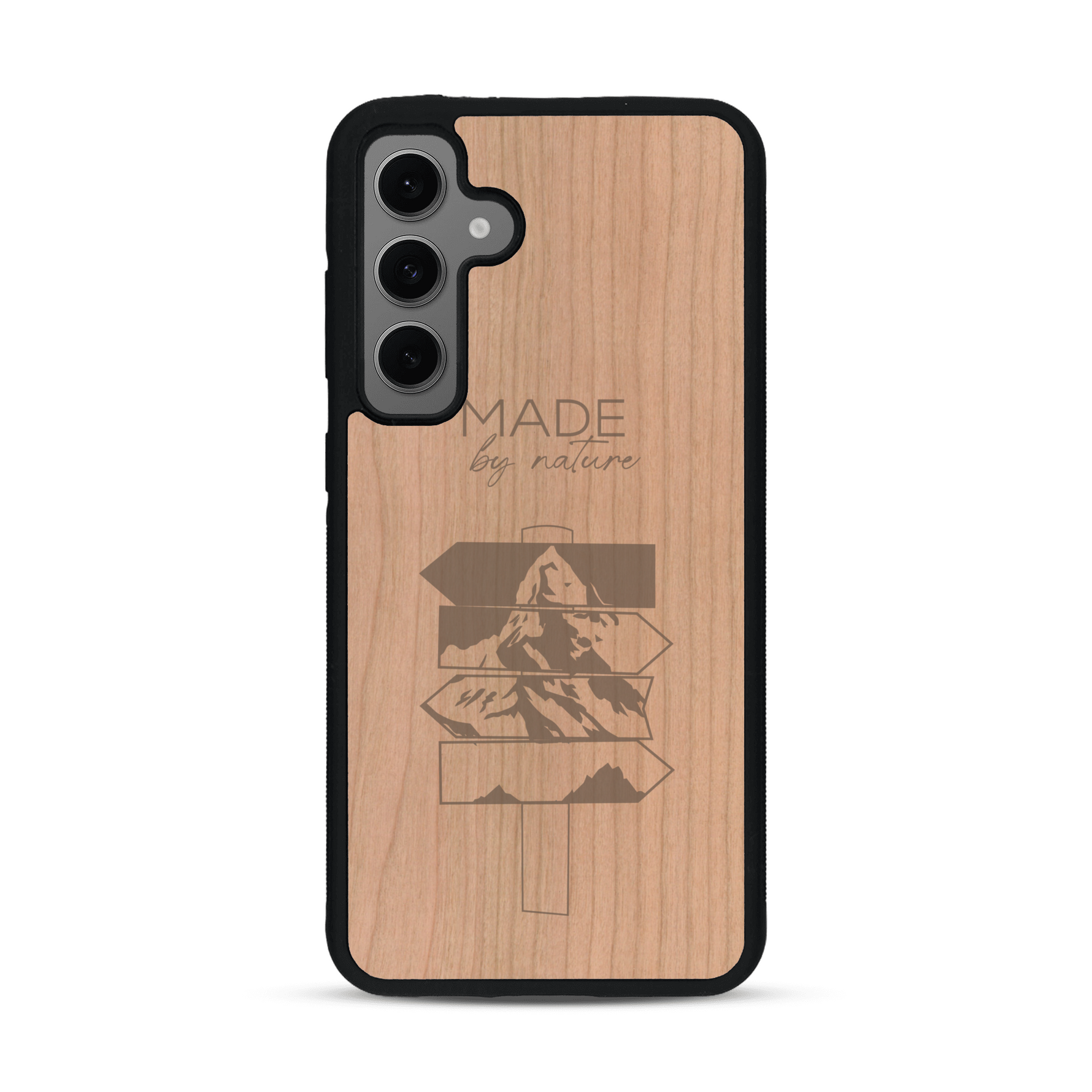 Coque de protection en bois véritable fabriquée en France pour  sur le thème de la nature et des arbres avec une gravure représentant une pomme de pin et la phrase "made by nature"