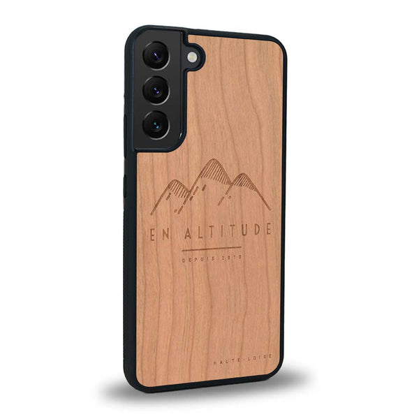 Coque de protection en bois véritable fabriquée en France pour Samsung S24+ représentant des montagnes, sur le thème de la randonnée en pleine nature et du trail