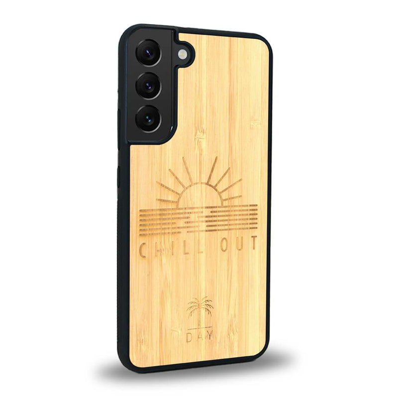 Coque de protection en bois véritable fabriquée en France pour Samsung S24+ sur le thème chill avec un motif représentant un couché de soleil sur l'océan et la phrase "Chill out"