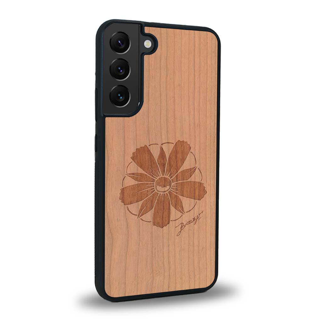 Coque de protection en bois véritable fabriquée en France pour Samsung S24+ sur le thème des fleurs et de la montagne avec un motif de gravure représentant les pétales d'une fleur des montagnes