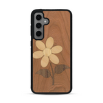 Coque de protection en bois véritable fabriquée en France pour Samsung S24+ alliant plusieurs essences de bois pour représenter une marguerite