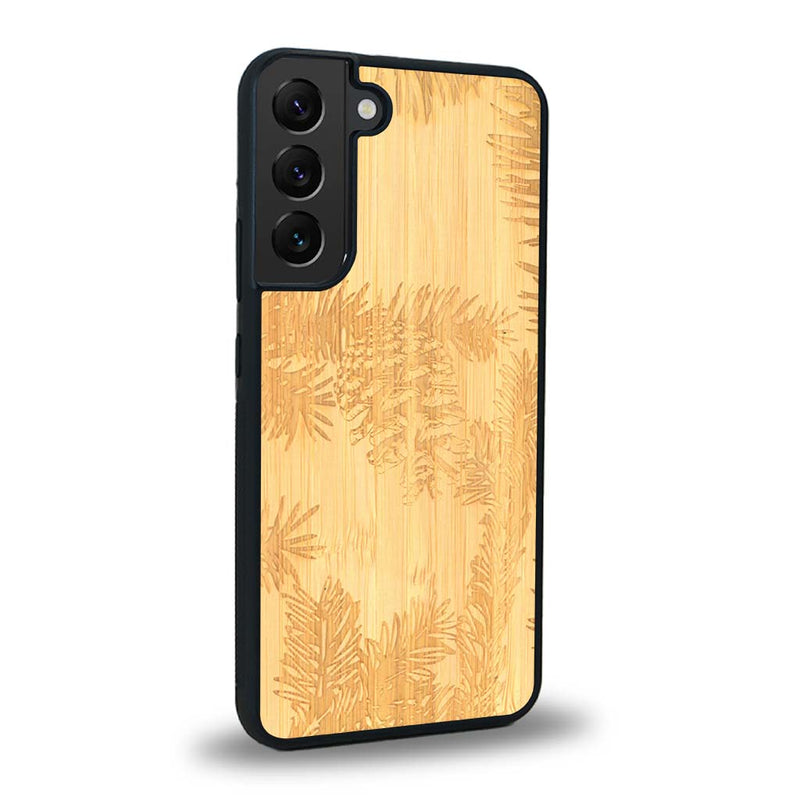 Coque de protection en bois véritable fabriquée en France pour Samsung S24+ sur le thème de la nature des arbres avec un motif de gravure représentant des épines de sapin et des pommes de pin