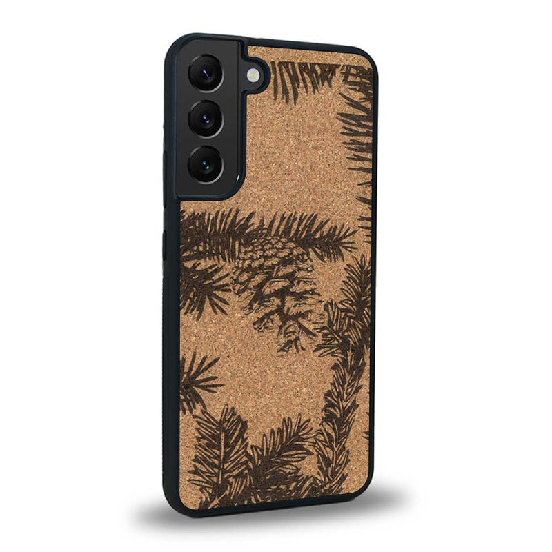 Coque de protection en bois véritable fabriquée en France pour Samsung S24+ sur le thème de la nature des arbres avec un motif de gravure représentant des épines de sapin et des pommes de pin