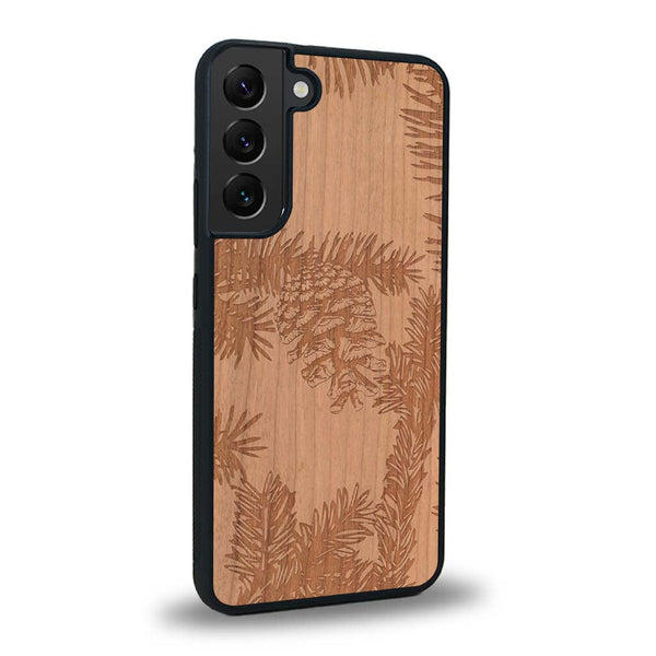 Coque de protection en bois véritable fabriquée en France pour Samsung S24+ sur le thème de la nature des arbres avec un motif de gravure représentant des épines de sapin et des pommes de pin